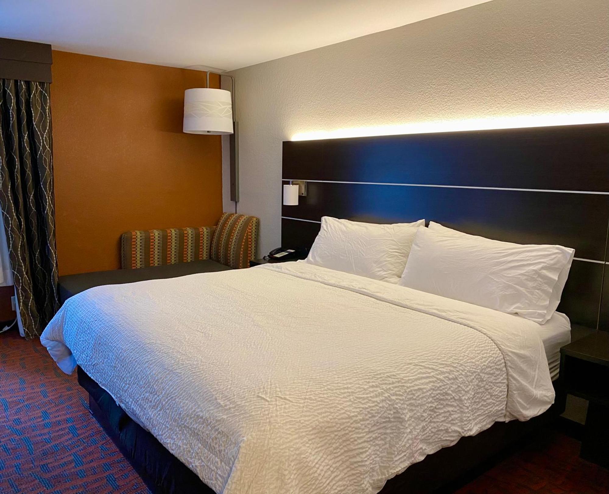 Holiday Inn Express Metropolis By Ihg Exterior photo
