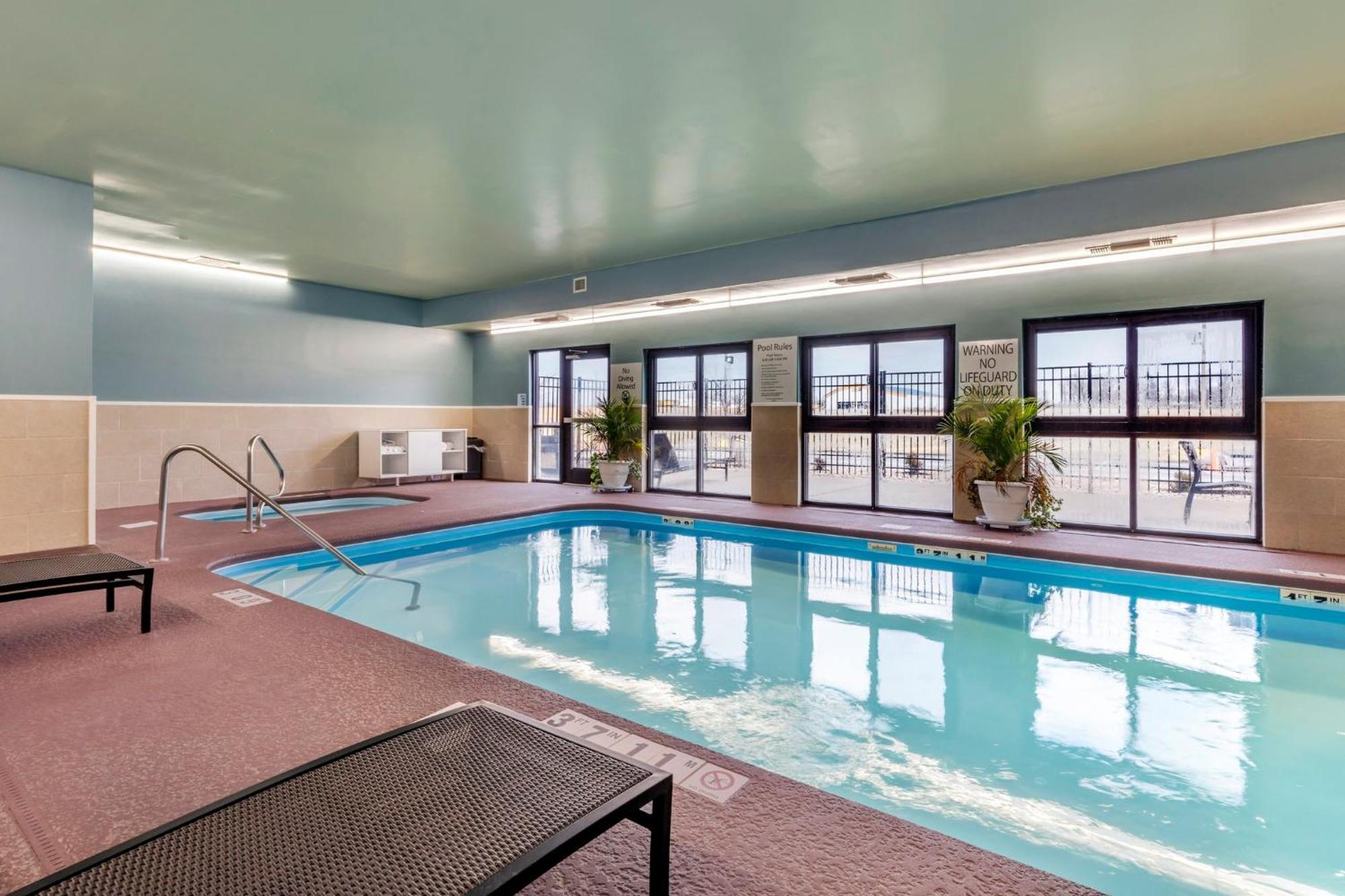 Holiday Inn Express Metropolis By Ihg Exterior photo